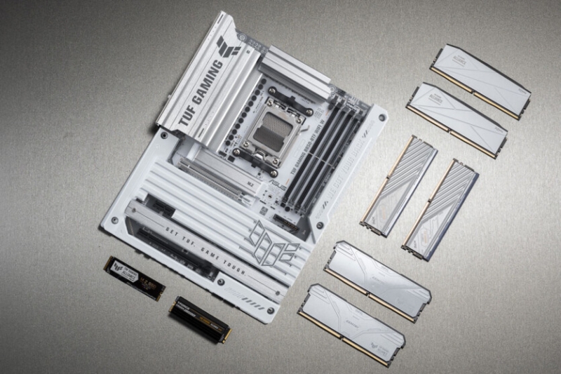 Asus представила TUF GAMING B850-BTF — першу материнську плату з прихованими з’єднаннями, роз’ємом GPU на 600 Вт та новим фіксатором PCIe