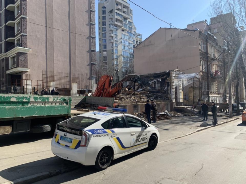 У Києві будівельники краном розбирають залишки історичної садиби Зеленських
