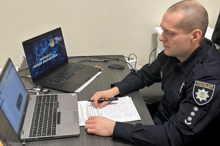 Фейкові магазини, дзвінки "від банку" і фішинг: як шахраї ошукують українців