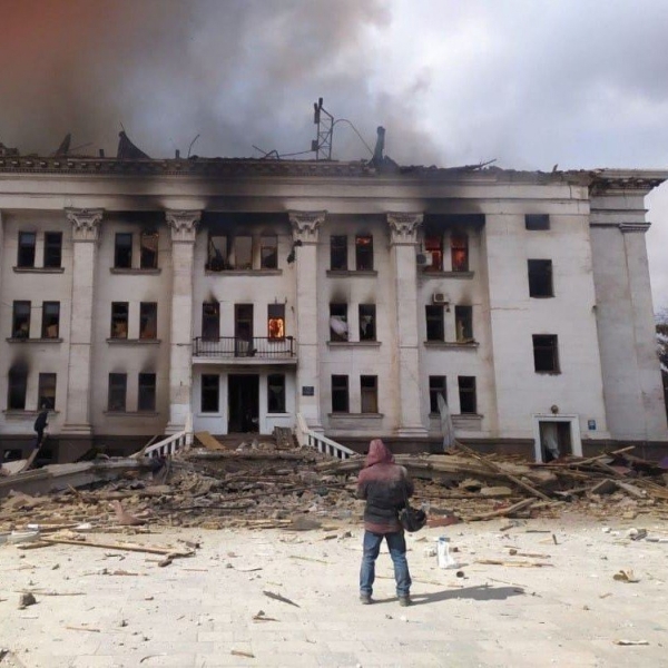 «Бачу перед собою труп маленької дівчинки. Мені довелося її переступити», — головний свідок у суді в справі про удар по маріупольському Драмтеатру