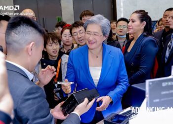 CEO AMD Ліза Су підписала перший у світі міні-ПК з Ryzen AI Max+ 395 ─ він перевершує 3x RTX 5080 у ШІ