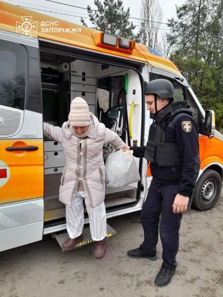 У Запорізькій області рятувальники транспортували жінку, яка потребувала медичної допомоги