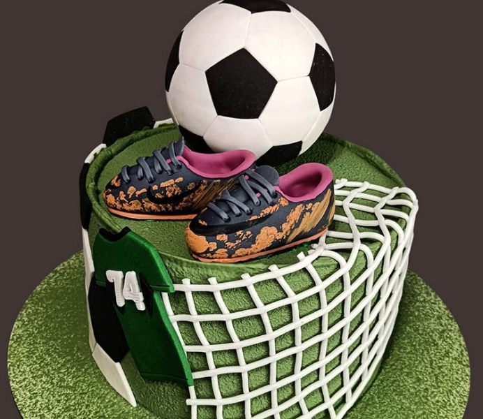 Дніпрянин створив чудовий футбольний торт