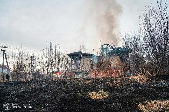 У Хмельницькому через підпал сухої трави загорівся будинок