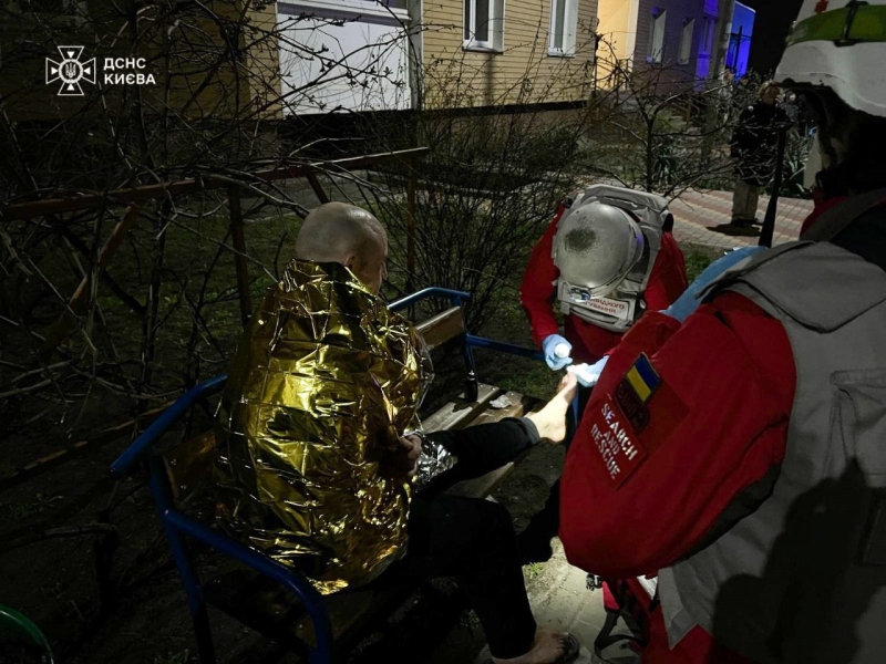 У Києві через обстріл РФ є жертви. ДСНС показала кадри наслідків
