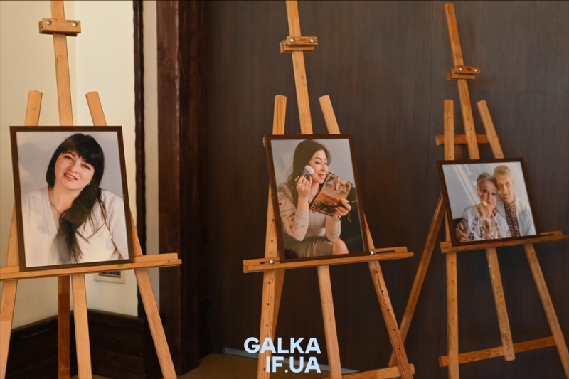 &ldquo;Хочеться жити, просто хочеться жити&rdquo;: у Франківську презентували фотовиставку матерів загиблих захисників (ФОТО)