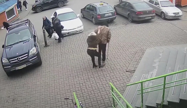 Як дружина рівненського бізнесмена билася із солдатом (ВІДЕО)