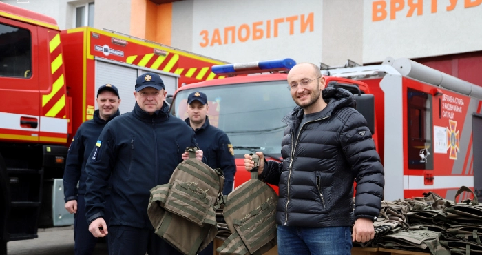 Луцькі рятувальники отримали від благодійників 50 бронежилетів