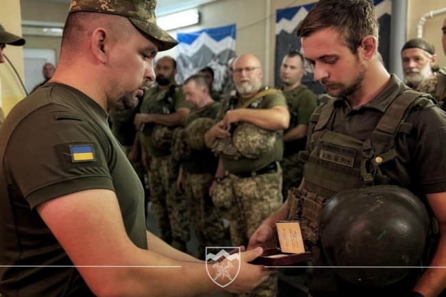 Молоді рівняни йдуть в армію, бо платять мільйон