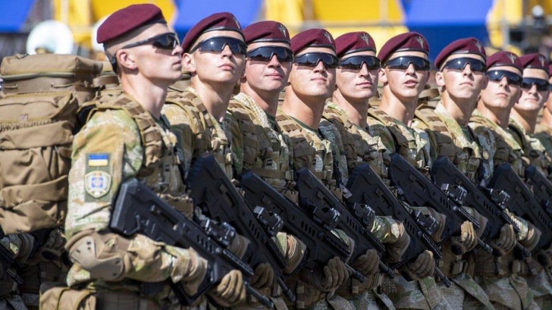 Молоді рівняни йдуть в армію, бо платять мільйон