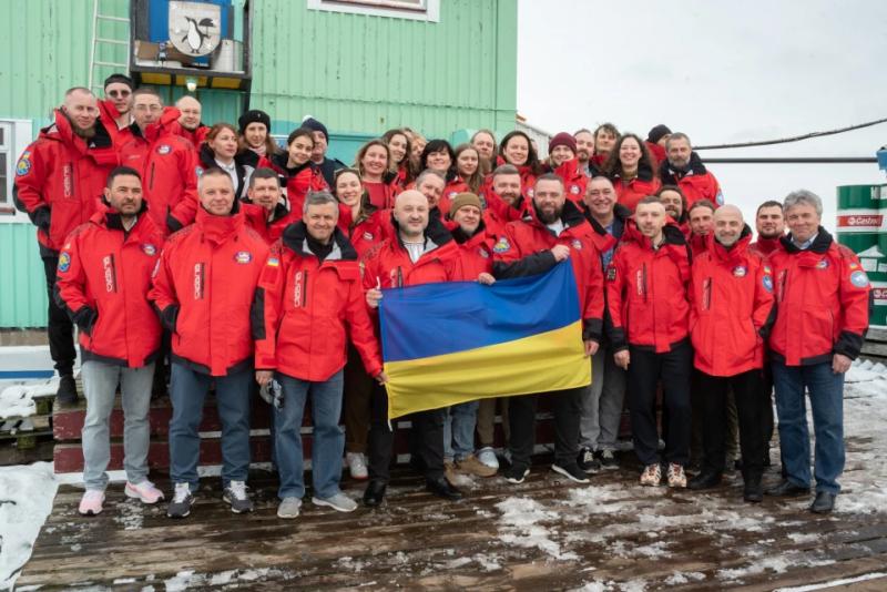 На "Академіку Вернадському" почала роботу 30-та експедиція полярників, команда 29-ї УАЕ повертається додому