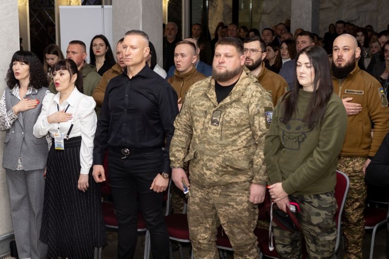 На форумі громад Вінниччини на три мільйони гривень передали техніки та засобів бійцям на передову