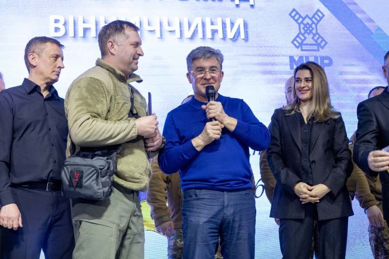 На форумі громад Вінниччини на три мільйони гривень передали техніки та засобів бійцям на передову