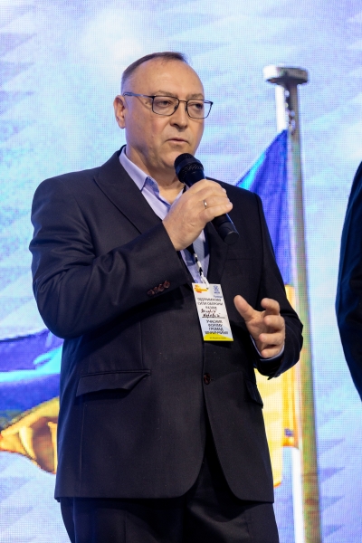 На форумі громад Вінниччини на три мільйони гривень передали техніки та засобів бійцям на передову