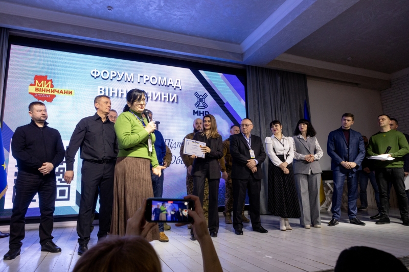 На форумі громад Вінниччини на три мільйони гривень передали техніки та засобів бійцям на передову