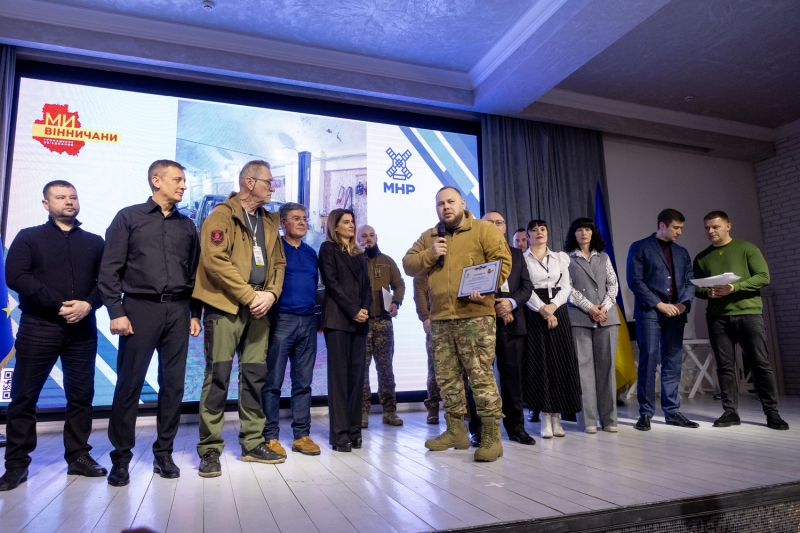 На форумі громад Вінниччини на три мільйони гривень передали техніки та засобів бійцям на передову