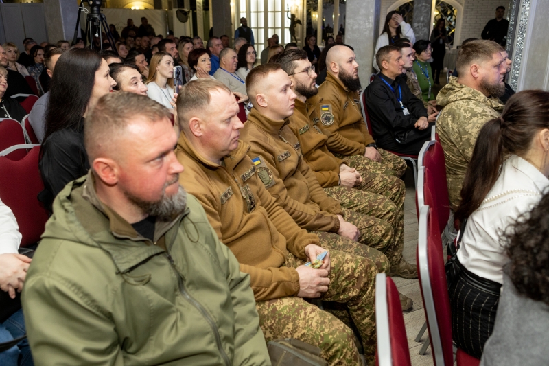 На форумі громад Вінниччини на три мільйони гривень передали техніки та засобів бійцям на передову