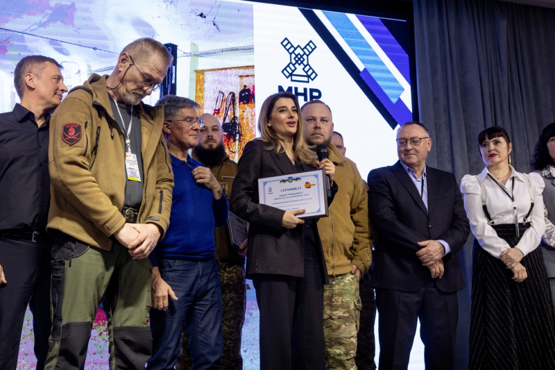 На форумі громад Вінниччини на три мільйони гривень передали техніки та засобів бійцям на передову