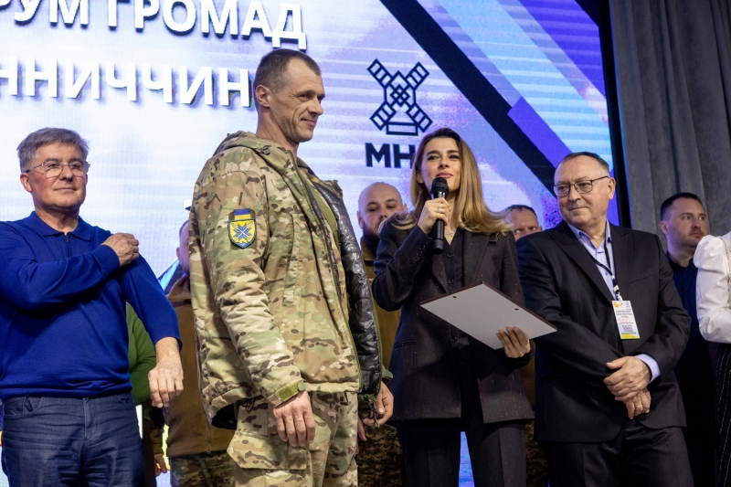 На форумі громад Вінниччини на три мільйони гривень передали техніки та засобів бійцям на передову