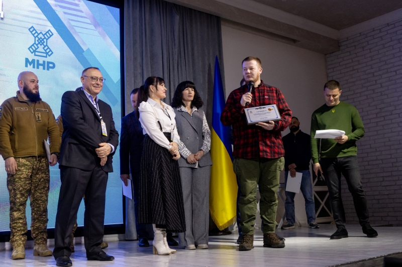 На форумі громад Вінниччини на три мільйони гривень передали техніки та засобів бійцям на передову
