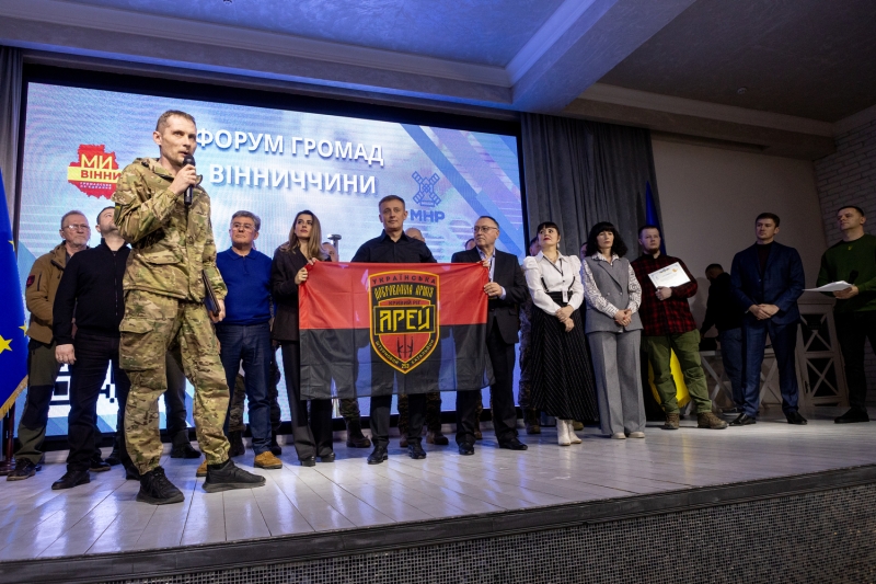 На форумі громад Вінниччини на три мільйони гривень передали техніки та засобів бійцям на передову