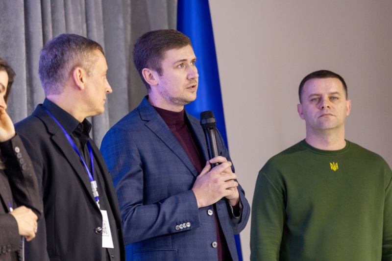 На форумі громад Вінниччини на три мільйони гривень передали техніки та засобів бійцям на передову