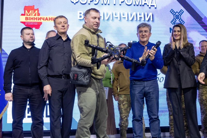 На форумі громад Вінниччини на три мільйони гривень передали техніки та засобів бійцям на передову