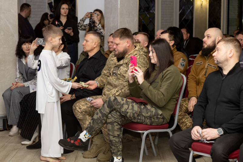 На форумі громад Вінниччини на три мільйони гривень передали техніки та засобів бійцям на передову