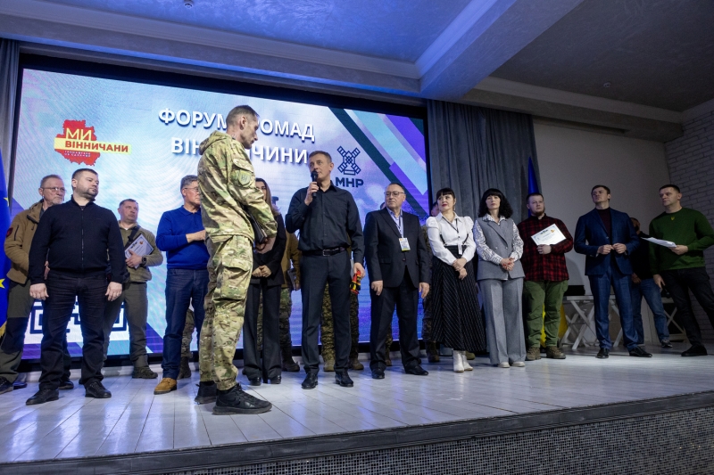 На форумі громад Вінниччини на три мільйони гривень передали техніки та засобів бійцям на передову