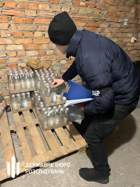 На Рівненщині правоохоронець з друзями організували виробництво горілки
