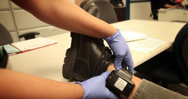 Очільнику Костополя та його спільнику одягнули електронні браслети