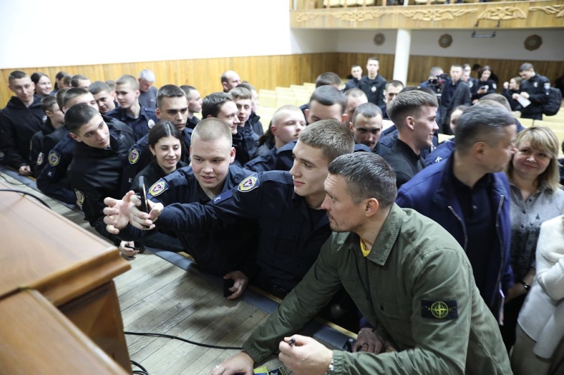 Олександр Усик захистив у Вінниці дисертацію доктора філософії