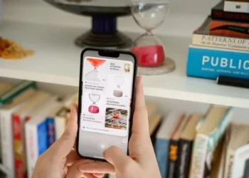 Перші огляди iPhone 16e: гарна батарея, але без MagSafe і ультраширокої камери