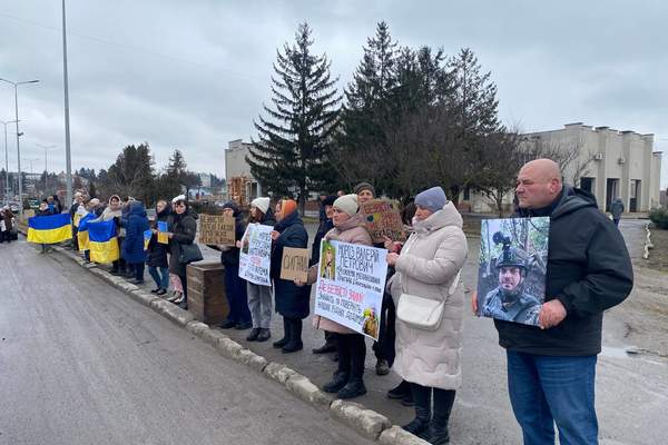 Рідні пропавших безвісти та полонених бійців з Хмільника провели акцію