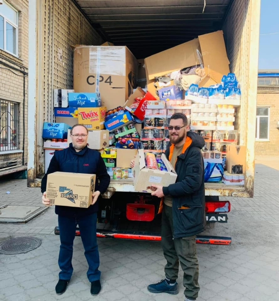 Рятують не лише молитвою: родина священників з Маріуполя четвертий рік допомагає військовим та цивільним