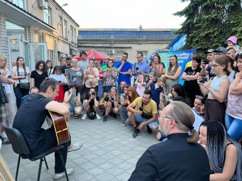 Рятують не лише молитвою: родина священників з Маріуполя четвертий рік допомагає військовим та цивільним