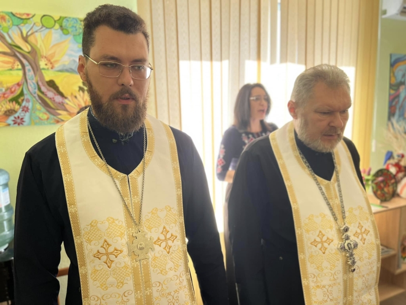 Рятують не лише молитвою: родина священників з Маріуполя четвертий рік допомагає військовим та цивільним