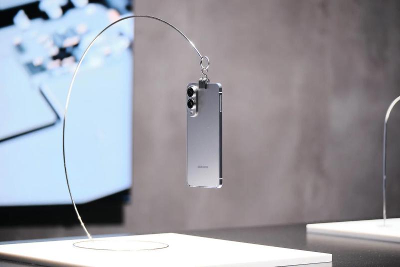 Суттєво менша за iPhone 17 Air: інсайдери розкрили ціну ультратонкого Samsung Galaxy S25 Edge