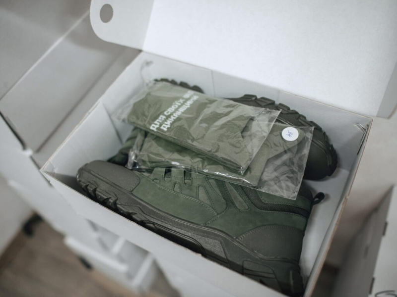 Тактичне взуття для захисників і спальні ліжка для садочка: Олександр Біленький передав допомогу для Диканської громади