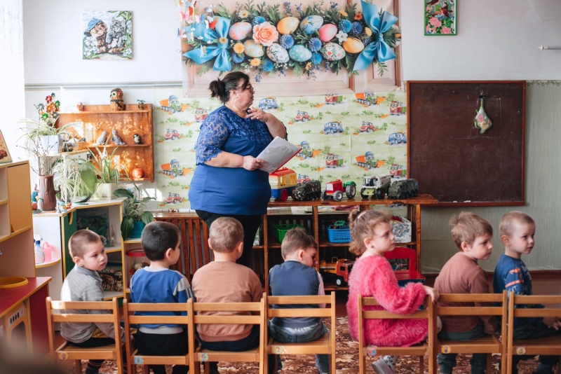 Тактичне взуття для захисників і спальні ліжка для садочка: Олександр Біленький передав допомогу для Диканської громади