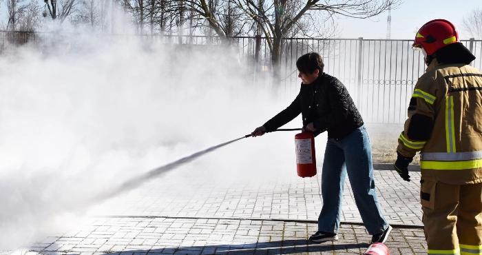 У Боратині рятувальники тренувалися гасити пожежу в бібліотеці
