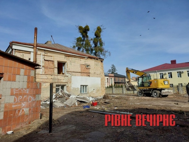 У центрі Рівного знесли старий будинок