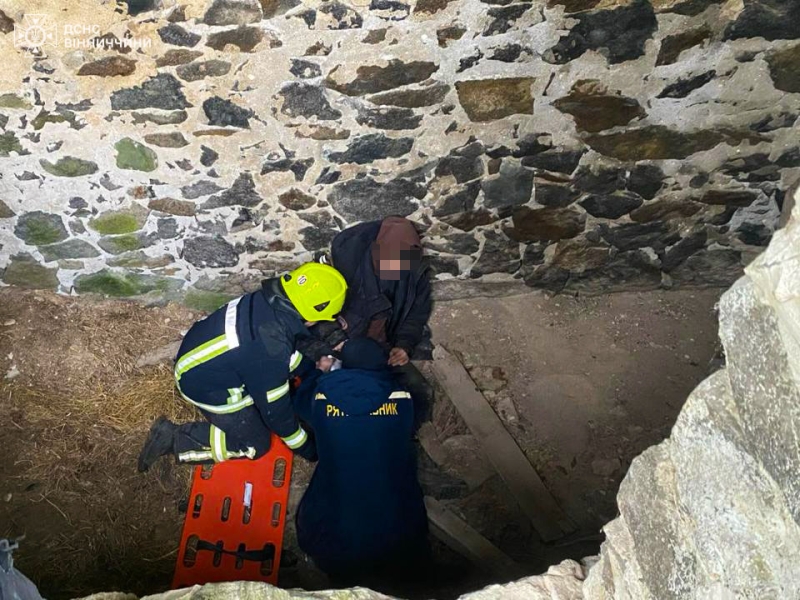 У Гайсинському районі витягли підлітка із старого підвалу