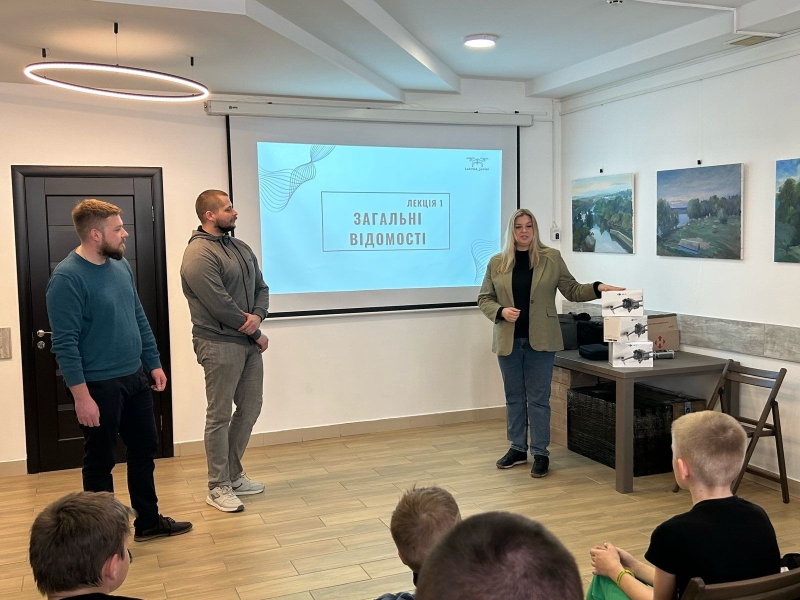 У Ладижині започаткували дитячу школу операторів дронів