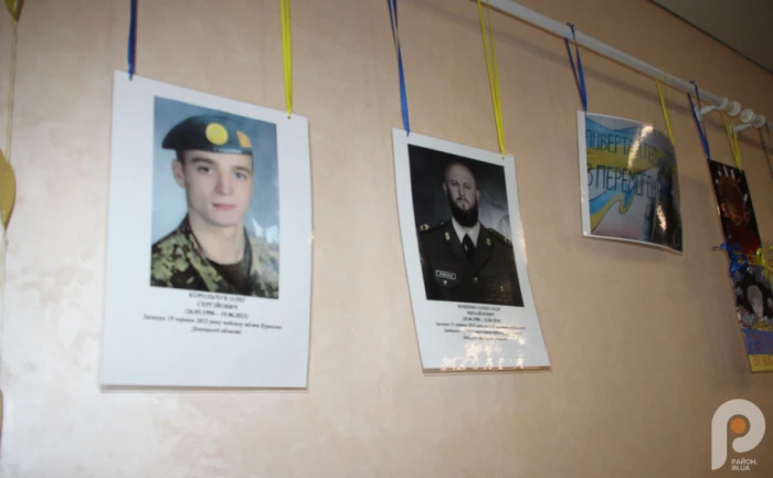 У Луцькому ліцеї №25 на дверях кабінетів з’явилися портрети загиблих на війні випускників
