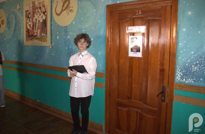 У Луцькому ліцеї №25 на дверях кабінетів з’явилися портрети загиблих на війні випускників