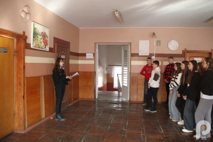 У Луцькому ліцеї №25 на дверях кабінетів з’явилися портрети загиблих на війні випускників