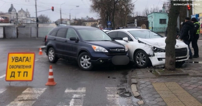 У Луцьку сталася аварія: зіткнулися Hyundai та Peugeot