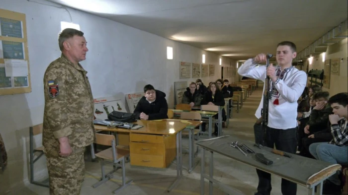У Луцьку ветеран війни навчає школярів захищати Україну
