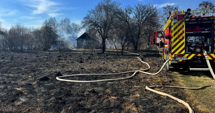 У селі Звірів горіла суха трава, вогонь перекинувся на будинки